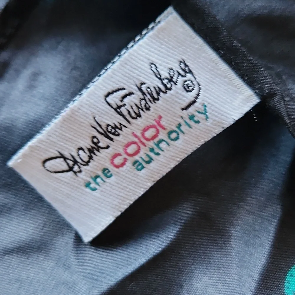 Diane Von Furstennerg large 100% silk scarf - Picture 3 of 9